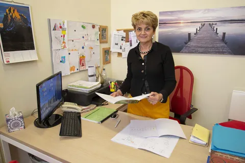 La logopedista Laura Paoletti alla scrivania del suo studio