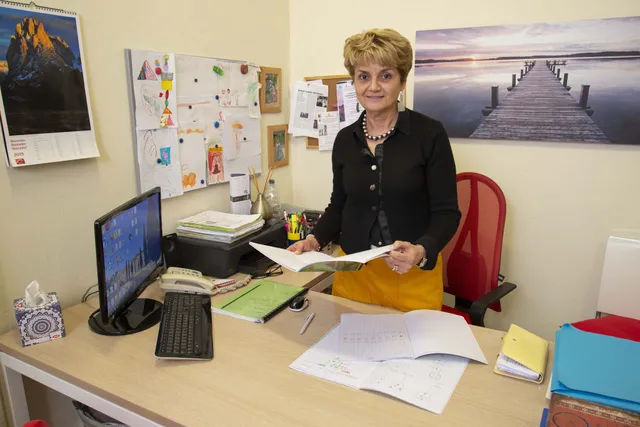 La logopedista Laura Paoletti alla scrivania del suo studio