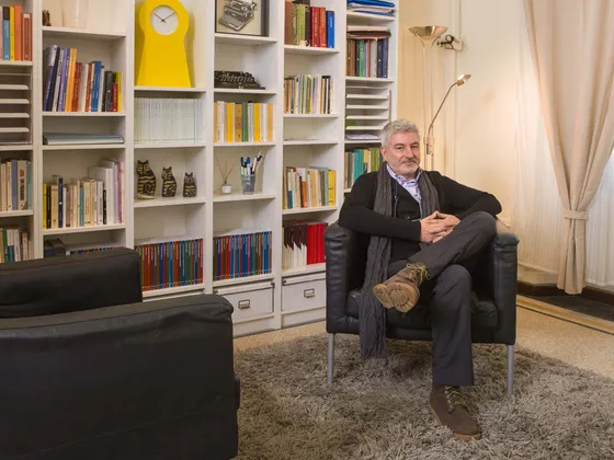 Lo psicologo Simone Milli seduto in poltrona nel suo studio