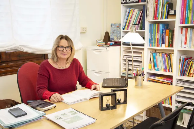 La psicopedagogista Antonella Ciardi alla scrivania del suo studio